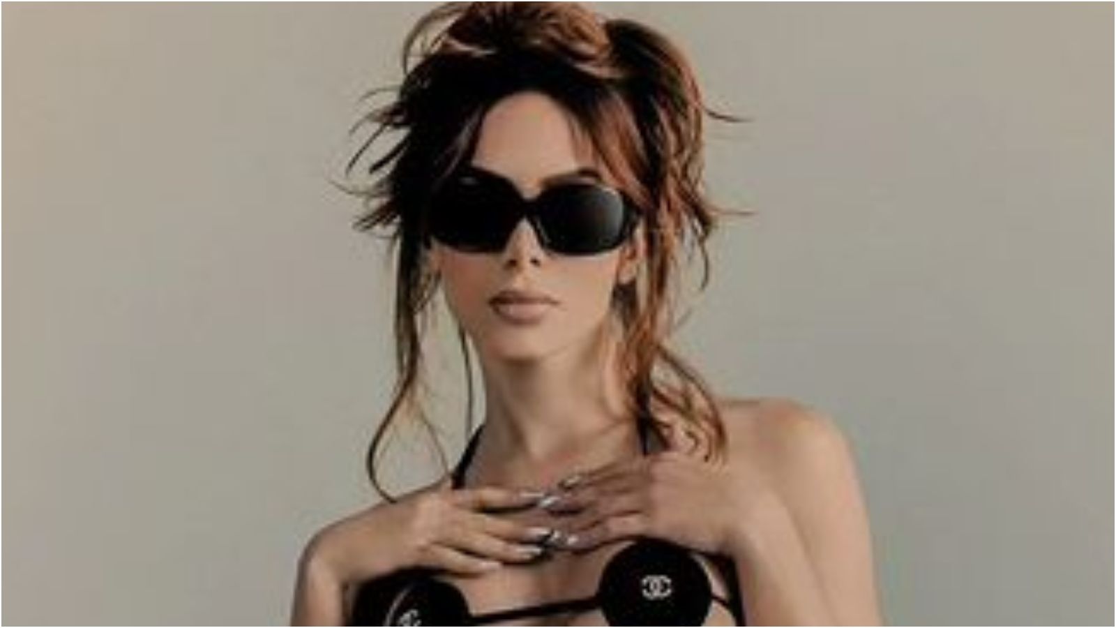 Anitta ‘causa’ na web com microbiquíni vintage