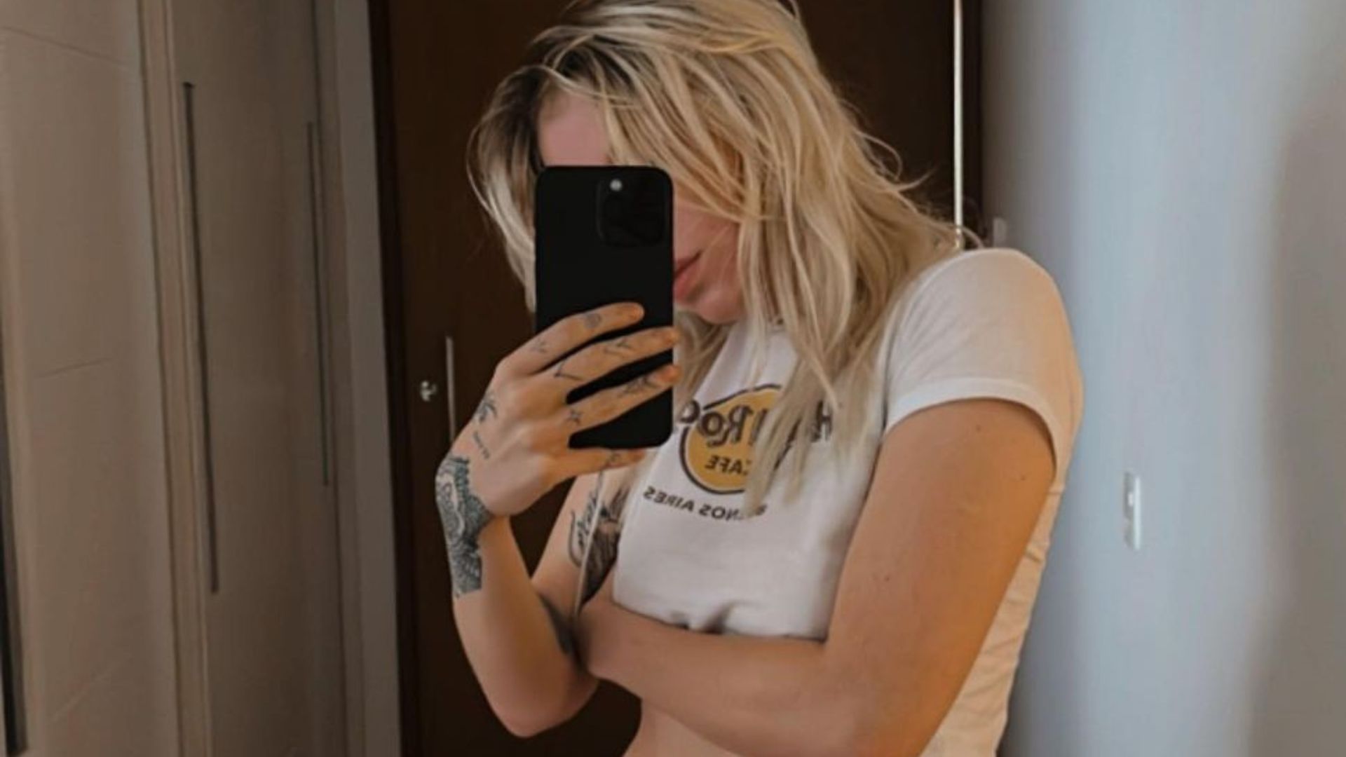 Luisa Sonza mostra curvas em clique de calcinha