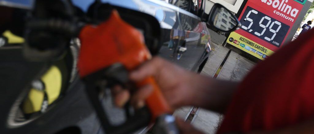 Gasolina e etanol voltam a subir depois de quedas
