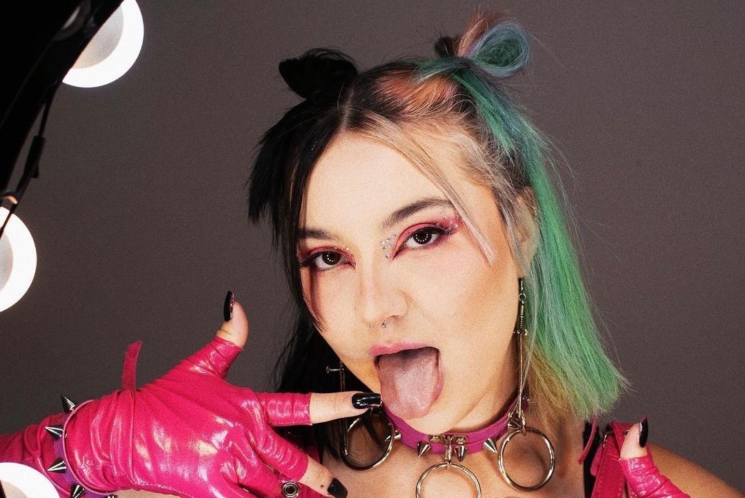 Influencer filma criança com garrafa de bebida alcoólica