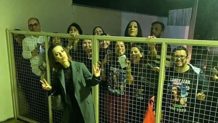 Sandy é criticada após tirar fotos com fãs