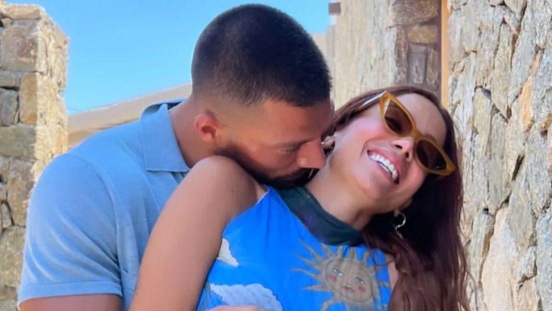 Anitta ganha carinho de Simone Susinna na Grécia