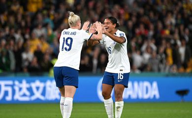 Inglaterra sofre, mas supera Nigéria nos pênaltis para seguir na Copa