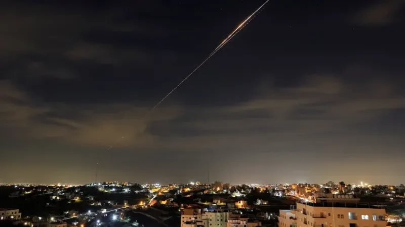 Irã rejeita plano de paz de Trump e mantém ataques a Israel e bases dos EUA