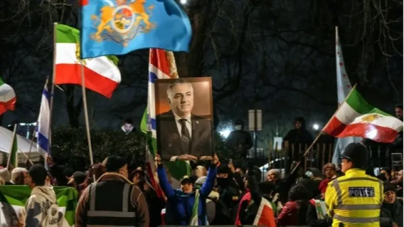 Número de mortos no Irã chega a 12 mil, diz TV de oposição