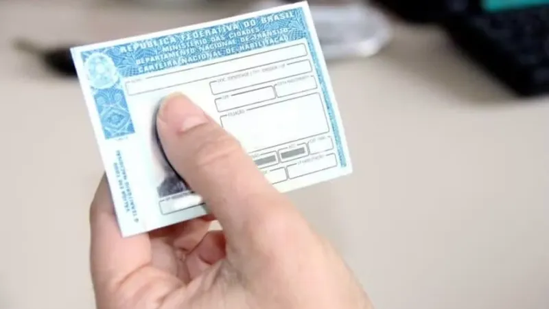 Procura pela primeira CNH salta 360% após novas regras; 20% das autoescolas fecharam as portas