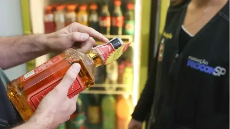 Polícia faz operação contra suspeitos de adulterar bebidas com metanol