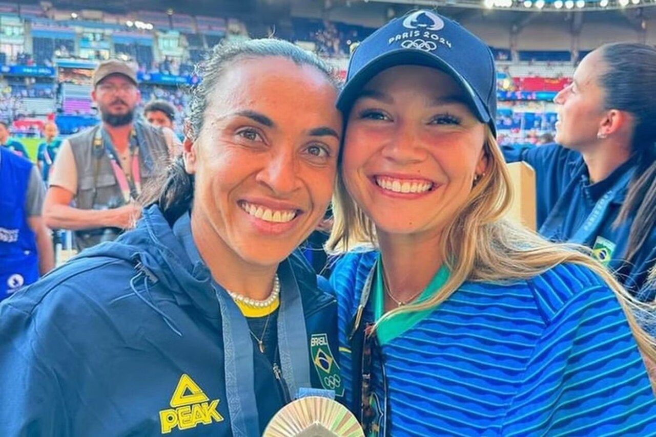 Quem é a atleta americana que ficou noiva da jogadora Marta?