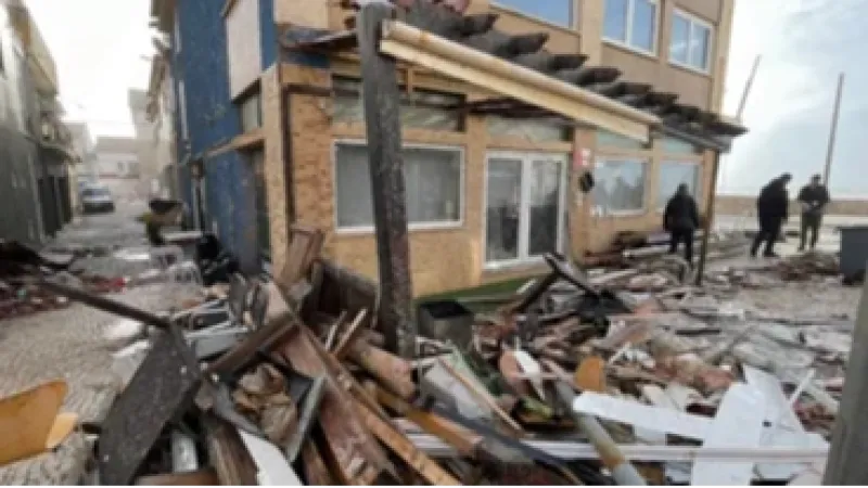 Tempestade Kristin deixa mais de 200 mil portugueses sem energia elétrica