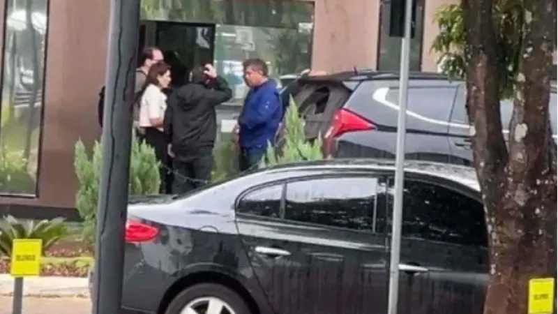 Bolsonaro vai passar por exames após queda, diz Michelle