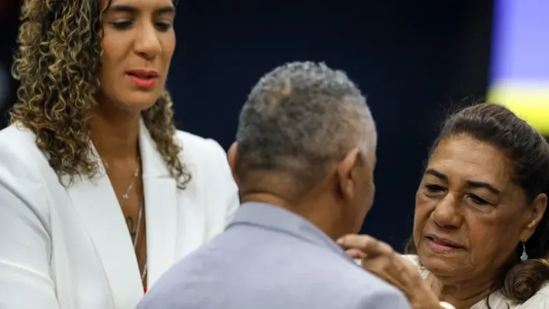 Mãe de Marielle passa mal e deixa plenário aos prantos durante julgamento