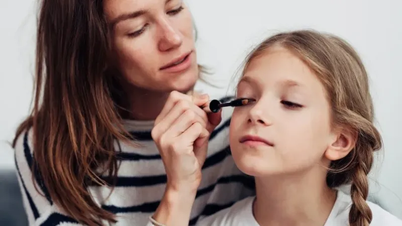 Crianças e adolescentes podem usar maquiagem? Médicos fazem alerta