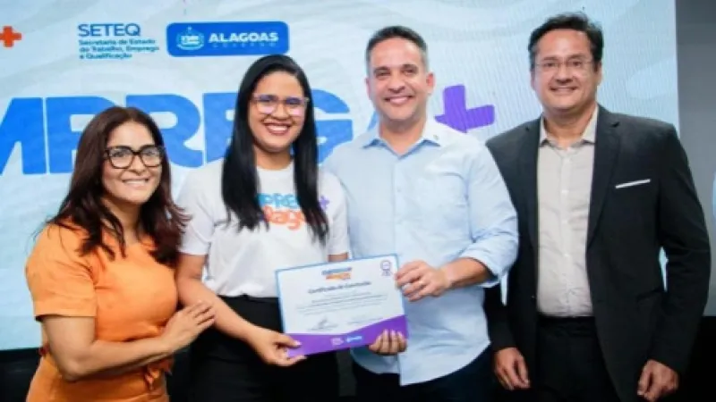 Paulo Dantas entrega 120 certificados do programa Emprega Mais Alagoas