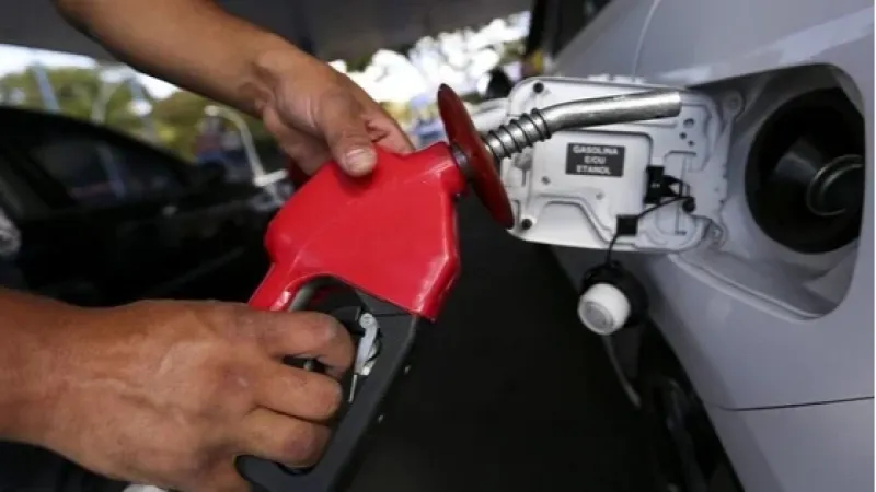 Petrobras anuncia redução de 5,2% no preço da gasolina para distribuidoras