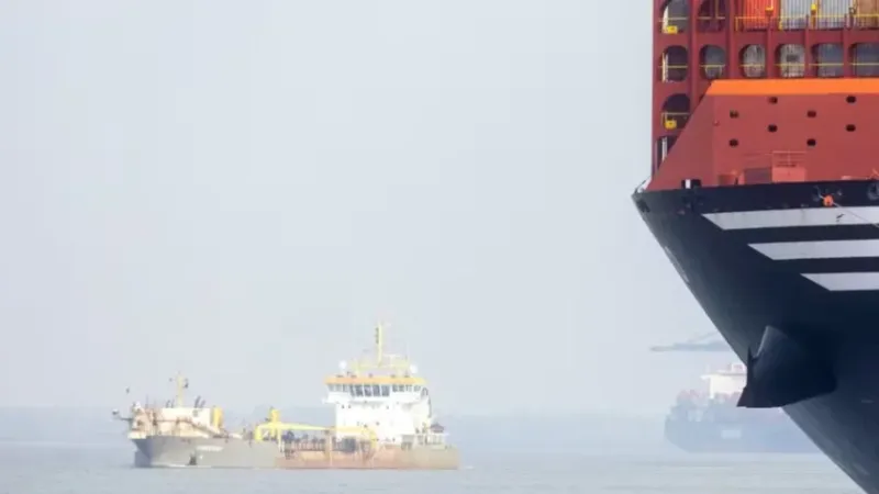 Três navios porta-contêineres são atacados por lancha iraniana no Estreito de Ormuz