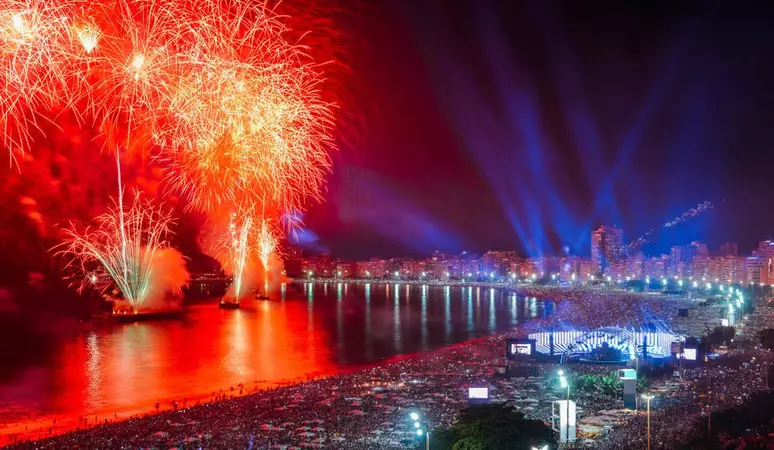 Melhores cidades de praia para passar o Ano Novo e ver a queima de fogos