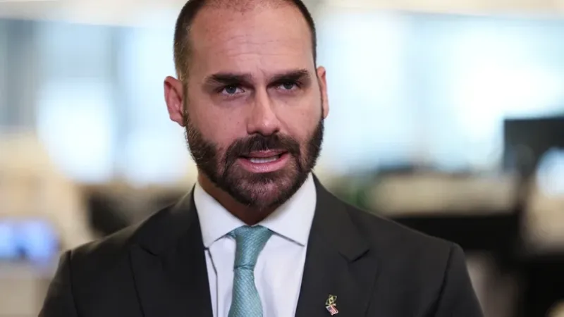 Mesmo impedido de registrar presença, Eduardo Bolsonaro vota em sessão no Congresso