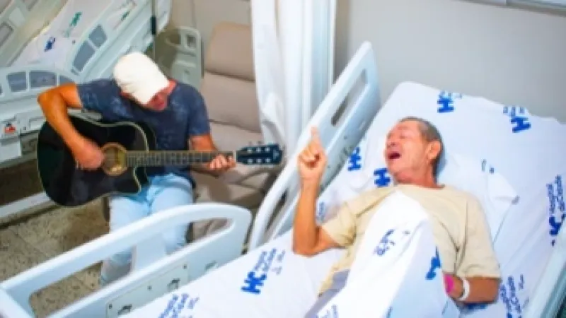 Música desperta memórias em paciente com suspeita de Alzheimer no Hospital da Cidade