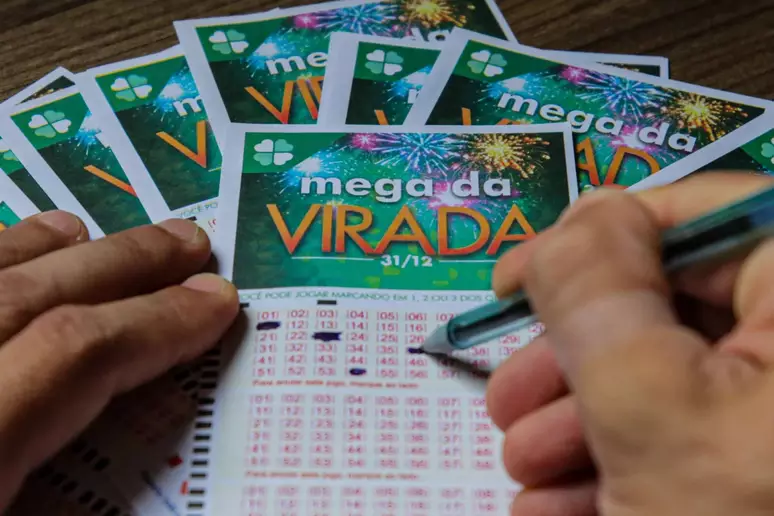 Mega da Virada: brasileiros enfrentam filas virtuais e lotéricas cheias para apostar