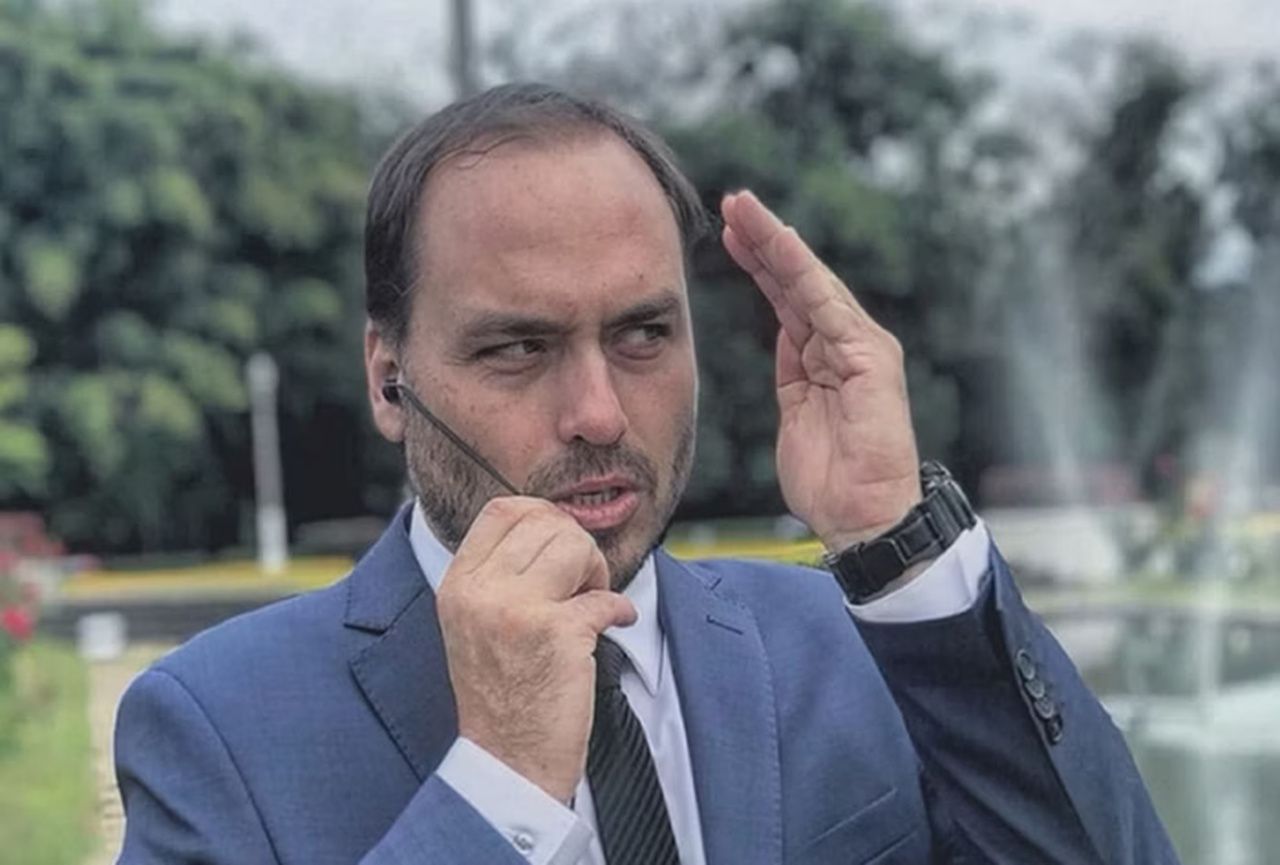 Carlos Bolsonaro ditava ordens no “gabinete do ódio”, diz Mauro Cid