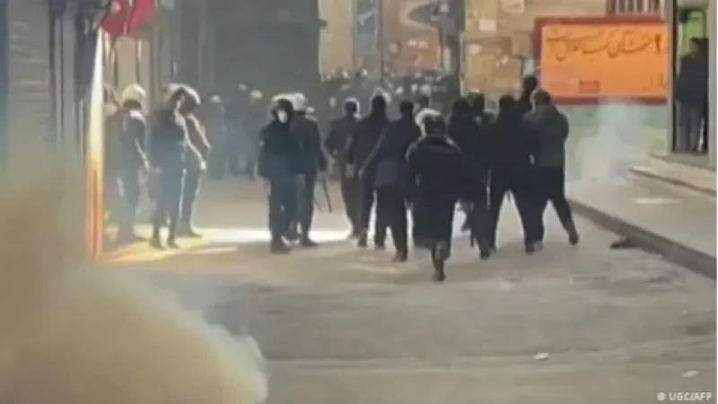 Macron, Merz e Starmer condenam ‘assassinato’ de manifestantes no Irã