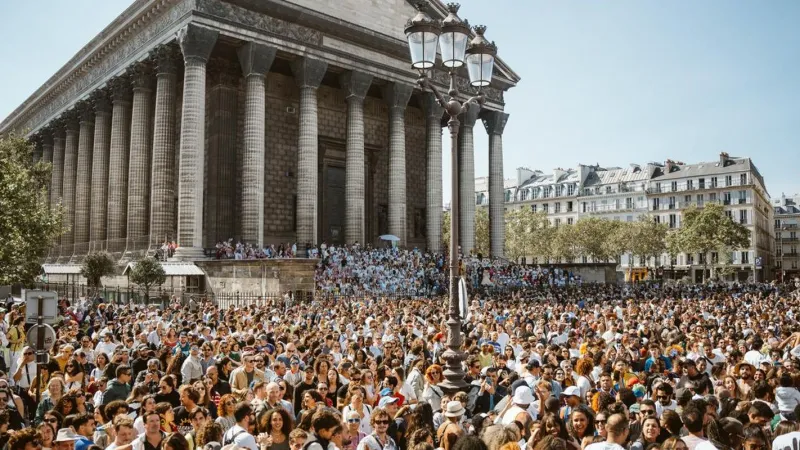 Lavagem de Madeleine exalta cultura afro-brasileira em Paris