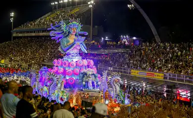 Sete escolas de samba abrem os desfiles no Sambódromo do Anhembi