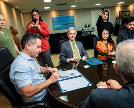 Governador de Alagoas assina acordo que permite emissão da Carteira de Identidade pelos cartórios