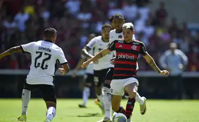 Botafogo vence Flamengo no Maracanã por 2 a 0