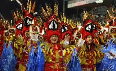 Vai-Vai abre segundo dia desfiles no sambódromo paulistano