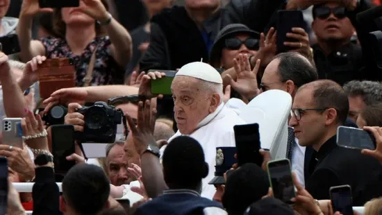 Papa Francisco visitou prisão e abençoou bebês em suas últimas aproximações com fiéis