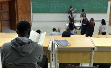Brasil investe menos em educação que países da OCDE