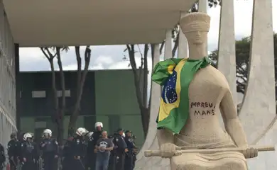 PGR denuncia mulher que escreveu Perdeu, mané em estátua no STF