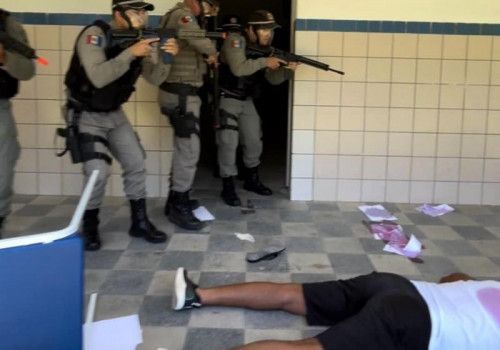 Batalhão Escolar encerra estágio com atividade simulando ataque em unidade de ensino