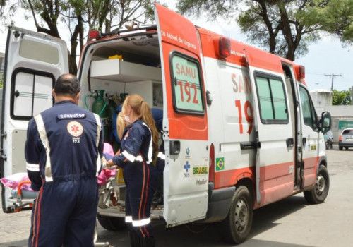 Samu atende vítimas de colisão entre carro e moto, em Maceió