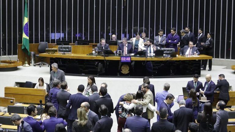 Câmara nega ilegalidades, mas não vai recorrer de decisão do STF sobre emendas