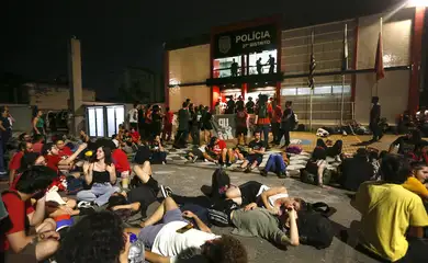 Sob protestos, deputados paulistas autorizam venda da Sabesp