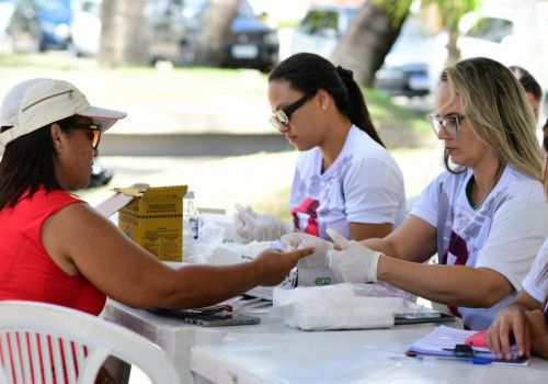 Saúde promove ações educativas e testes rápidos para infecções sexualmente transmissíveis na orla de Maceió