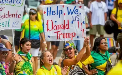 Em ato no Rio de Janeiro, Bolsonaro afirma que não fugirá do país