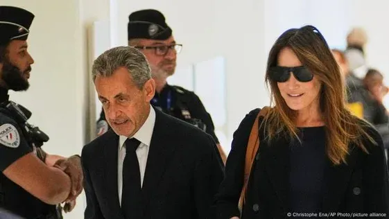 Sarkozy é condenado a cinco anos de prisão na França