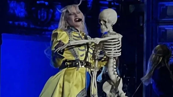 Lady Gaga se emociona durante megashow para 2 milhões de pessoas no Rio de Janeiro