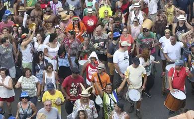 Carnaval de rua em Brasília tem críticas políticas nesta terça-feira