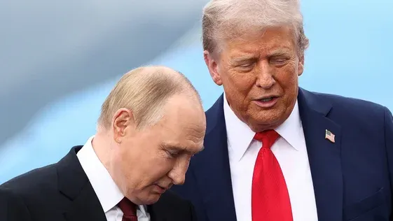 Trump e Putin se cumprimentam sobre tapete vermelho antes de reunião sobre trégua