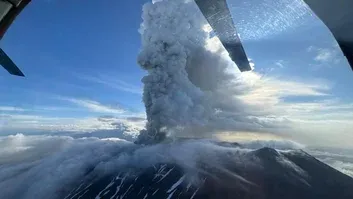 Vulcão na Rússia entra em erupção depois de mais de 450 anos
