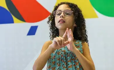 Hoje é Dia destaca a alfabetização de pessoas com deficiência auditiva