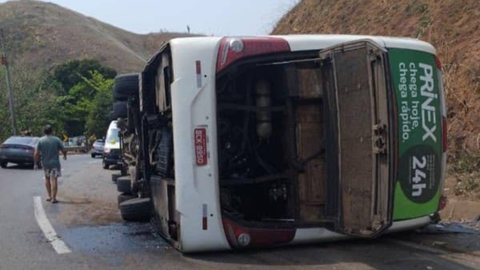 RJ: ônibus tomba em rodovia e deixa três mortos; veículo levava time de futebol americano