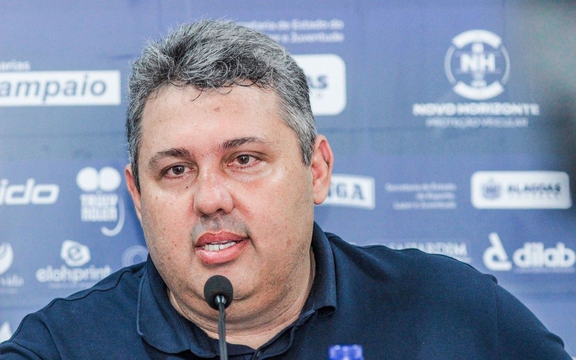 Presidente do CSA anuncia saída de Alarcon Pacheco e banca a permanência de Marlon Araújo