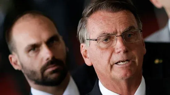 Bolsonaro está proibido de conversar com o filho Eduardo