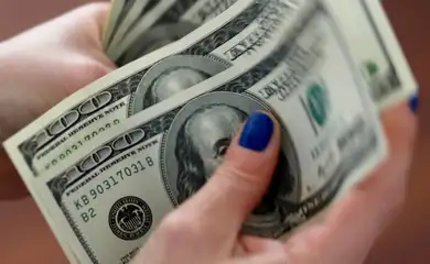 Dólar fica perto de R$ 5,60 com incertezas no Brasil e no exterior