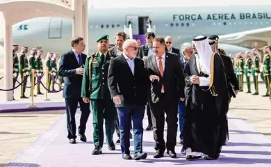 Lula desembarca na Arábia onde apresenta projetos de investimento